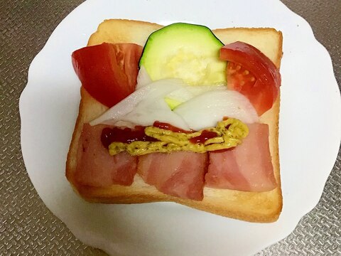 ベーコンとズッキーニとトマトと新玉ねぎの食パン。